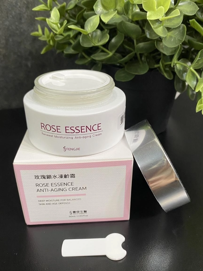 凍齡霜打開裡面不僅有內蓋,還有附一支小挖棒,完全不用擔心汙染的問題